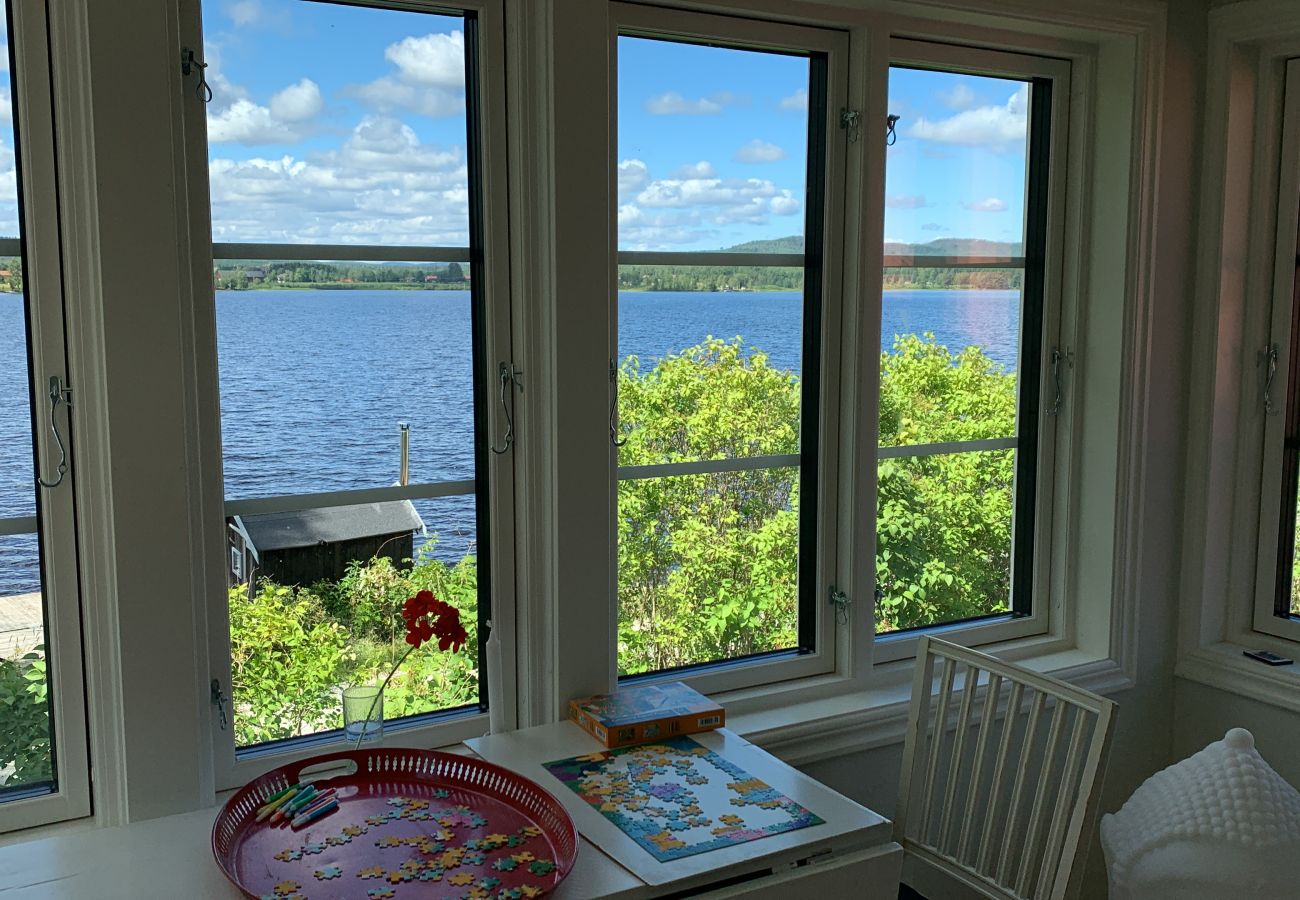 Ferienhaus in Söderbärke - Grosses Ferienhaus direkt am See in Traumlage