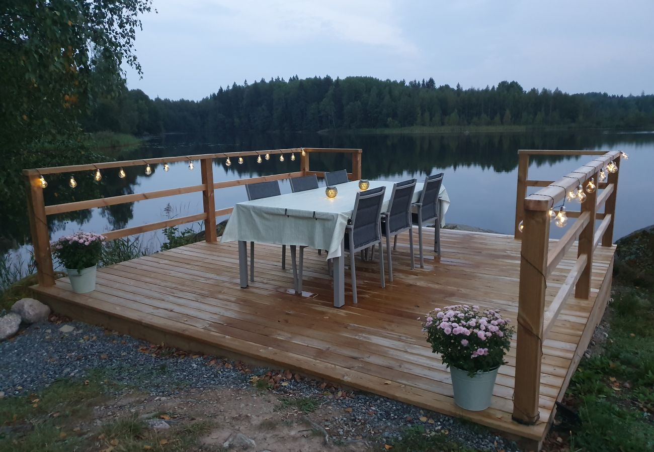 Ferienhaus in Skinnskatteberg - Ferienhaus direkt am See in Bergslagen mit Sauna und Boot