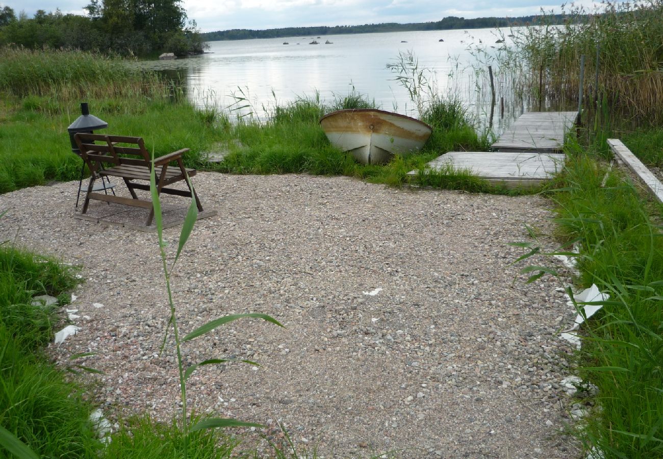 Ferienhaus in Köping - Gemütliches Ferienhaus am See mit eigenem Boot