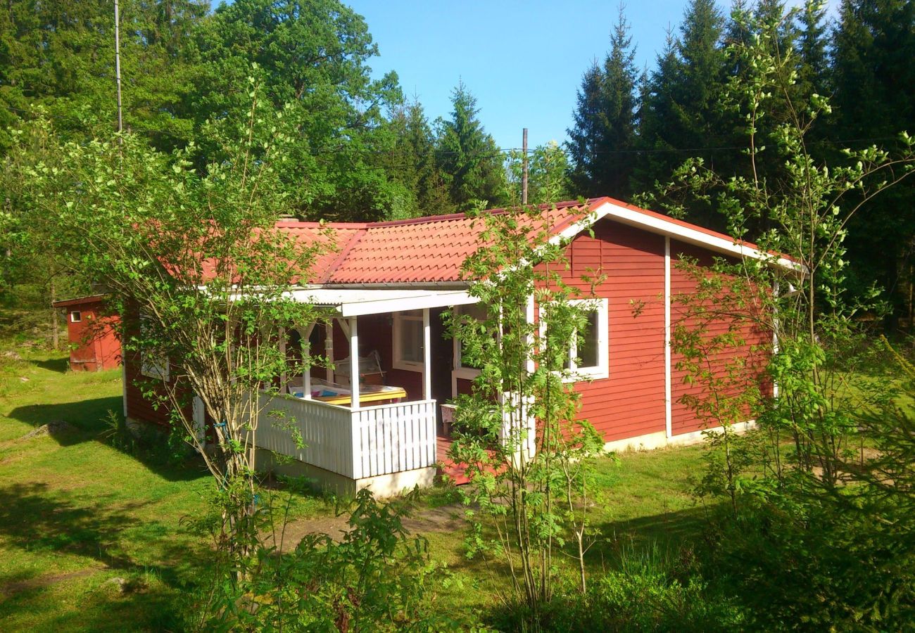 Ferienhaus in Hallaryd - Rot-weisses Ferienhaus in Seenähe mit kostenlosem WLAN