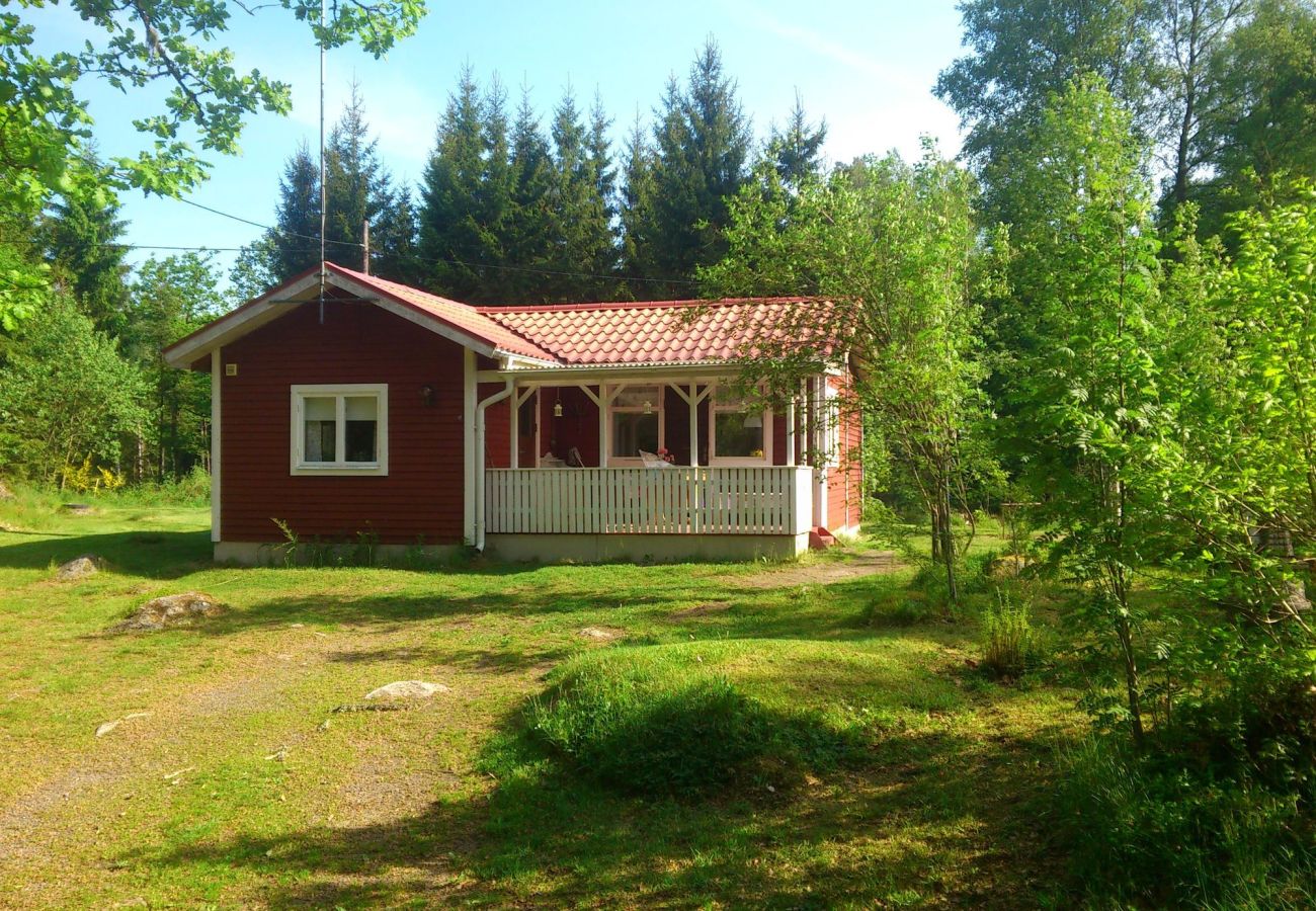 Ferienhaus in Hallaryd - Rot-weisses Ferienhaus in Seenähe mit kostenlosem WLAN