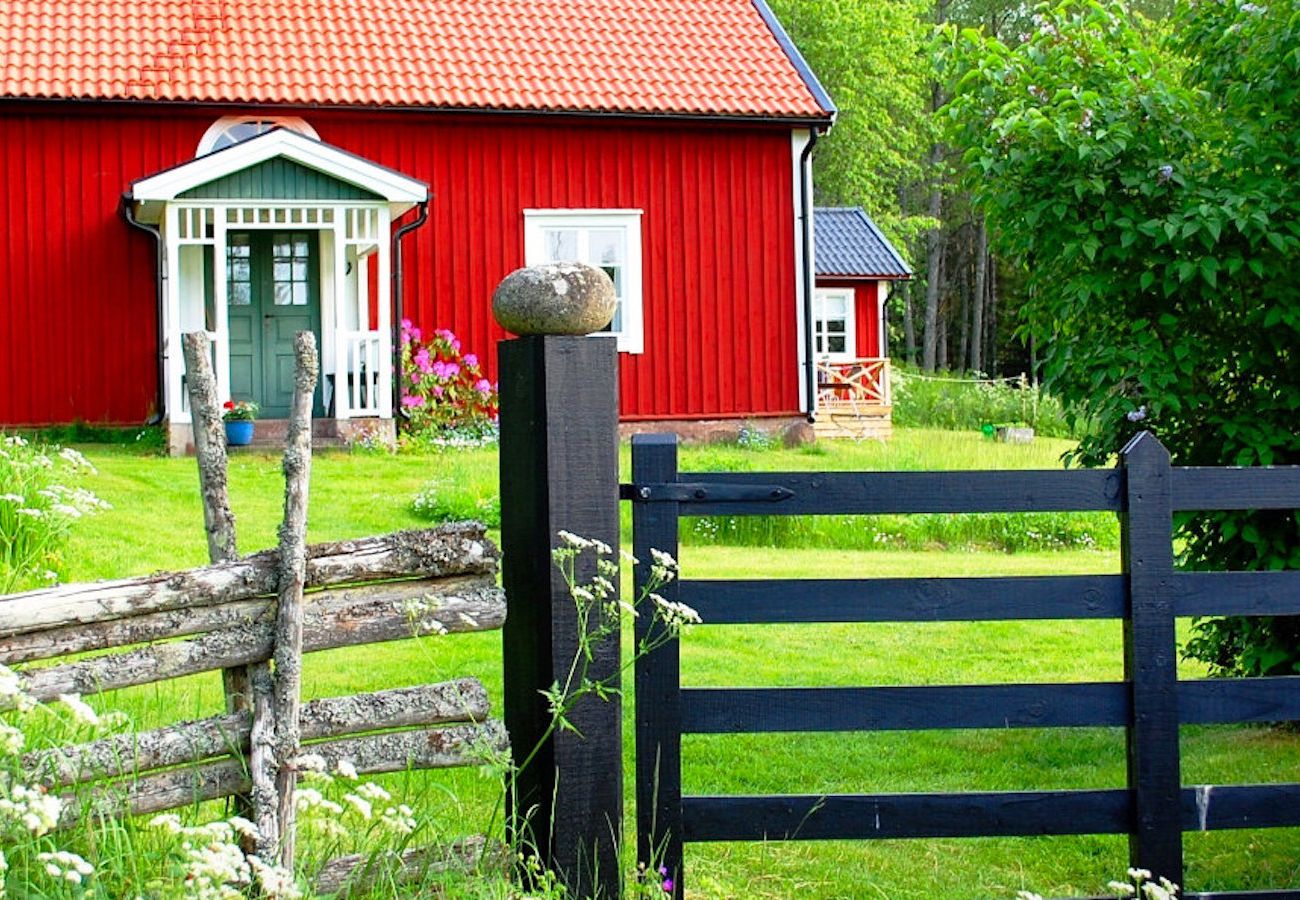 Ferienhaus in Ydre - Rot-weisses Ferienhaus am Wald und unweit vom See und Bademöglichkeiten