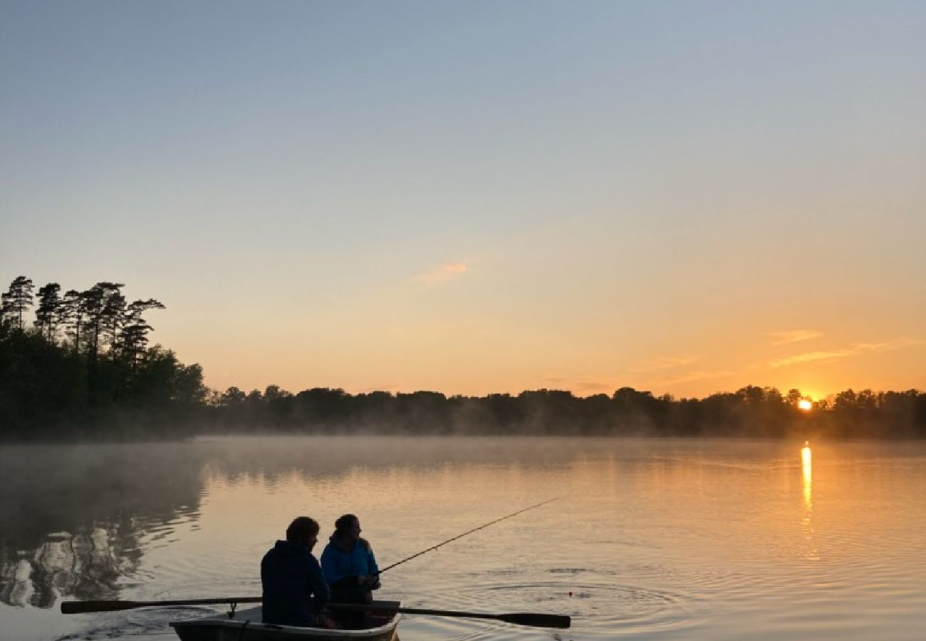 Ferienhaus in Röke - Urlaub an einem Waldsee in Skåne mit Boot