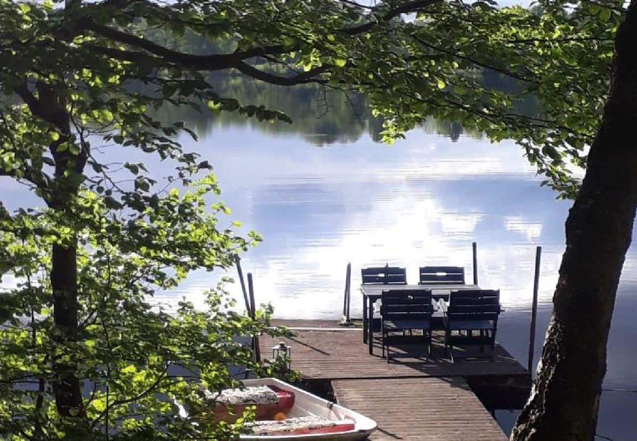 Ferienhaus in Röke - Urlaub an einem Waldsee in Skåne mit Boot