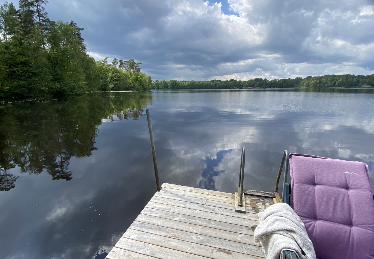 Ferienhaus in Röke - Urlaub an einem Waldsee in Skåne mit Boot