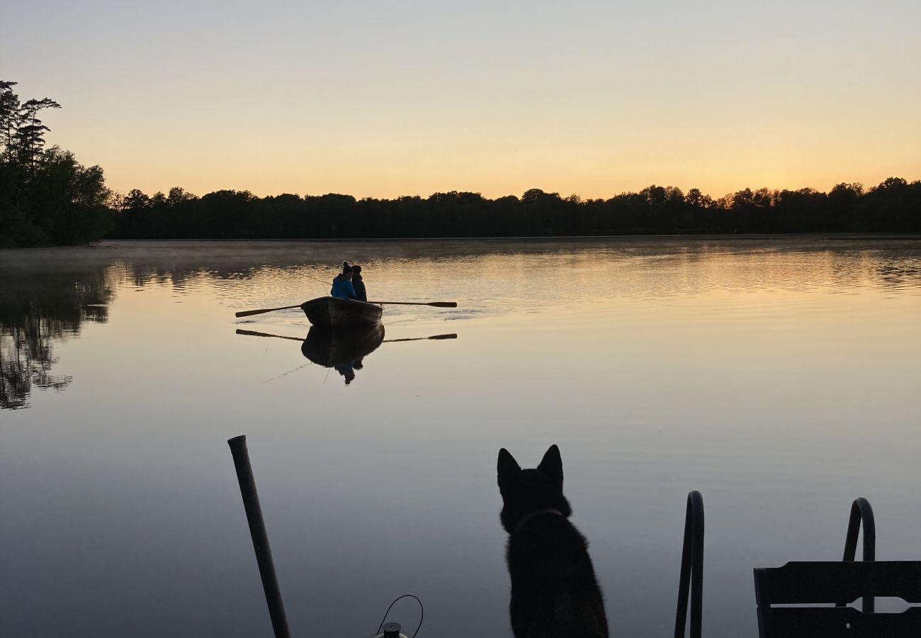 Ferienhaus in Röke - Urlaub an einem Waldsee in Skåne mit Boot