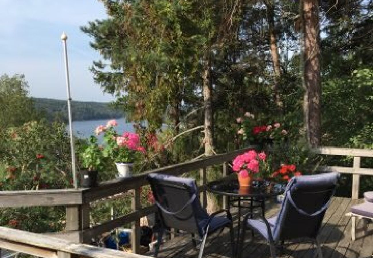 Ferienhaus in Tyresö - Reizendes Ferienhäuschen am Hang mit Meerblick bei Stockholm mit Internet