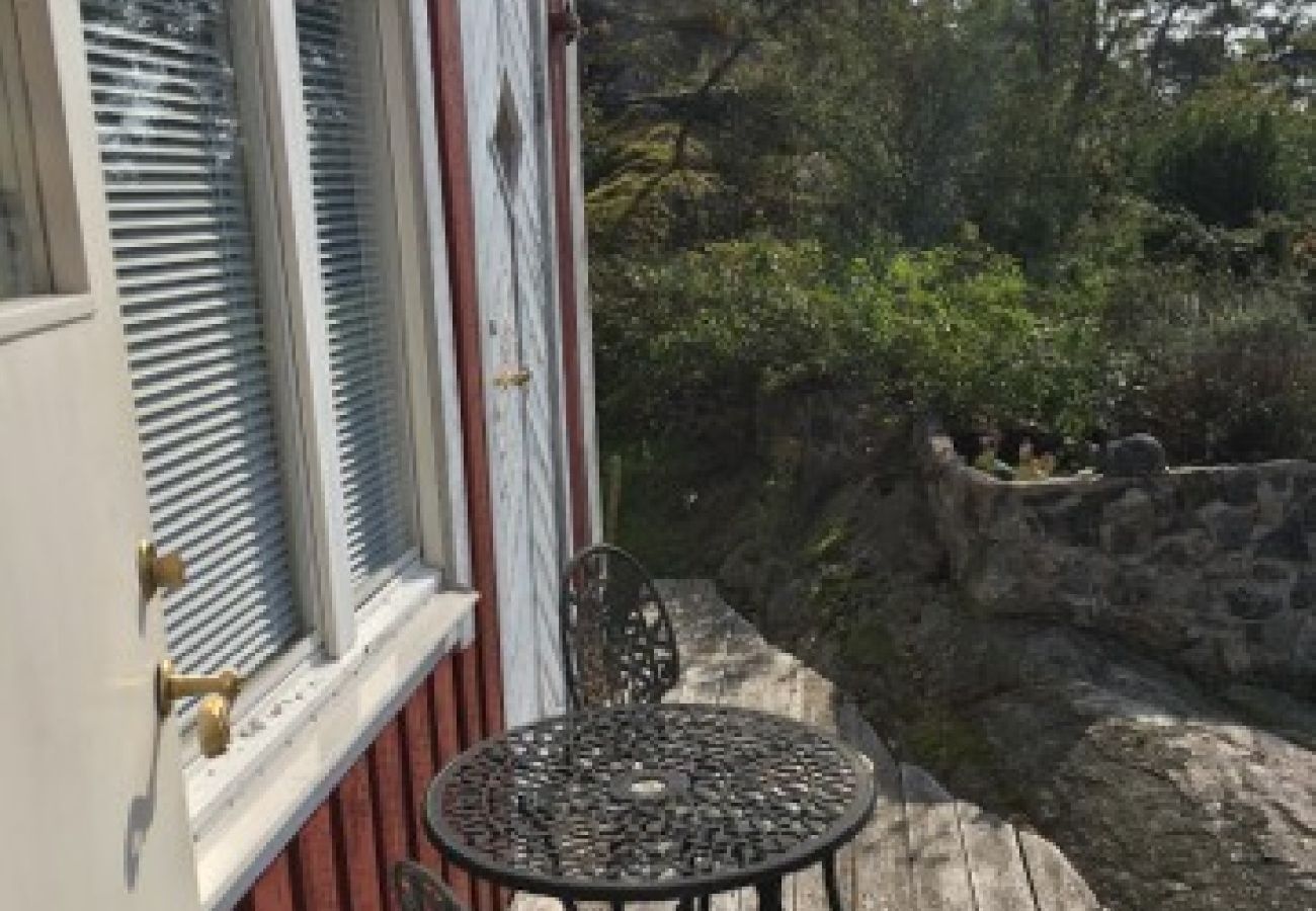 Ferienhaus in Tyresö - Reizendes Ferienhäuschen am Hang mit Meerblick bei Stockholm mit Internet