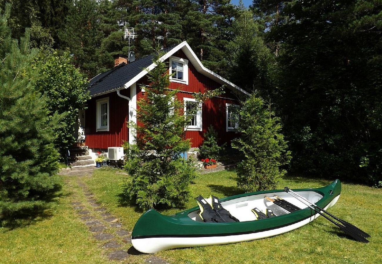 Ferienhaus in Rosenfors - Ruhig gelegen direkt am Wald und 300 vom Wasser