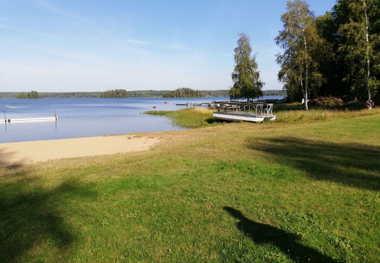 Ferienhaus in Kolsva - Ferienhaus am See mit eigenem Steg und Boot