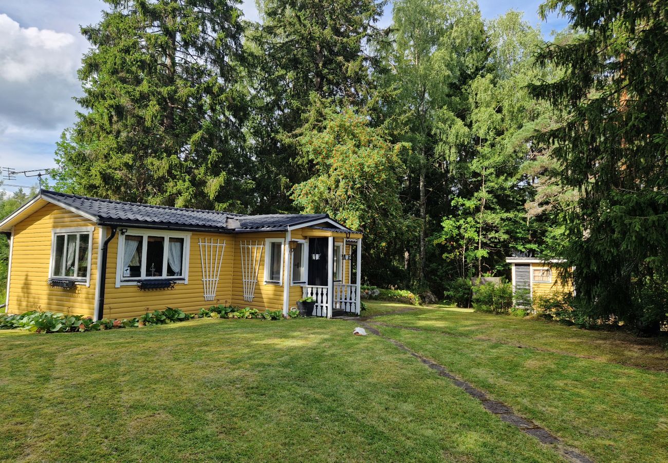 Ferienhaus in Kolsva - Ferienhaus am See mit eigenem Steg und Boot