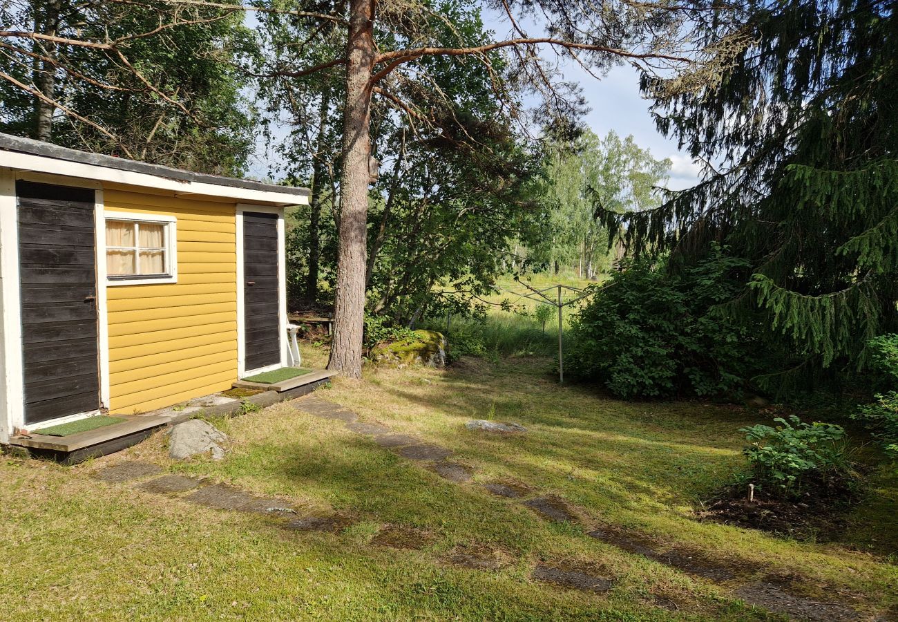 Ferienhaus in Kolsva - Ferienhaus am See mit eigenem Steg und Boot