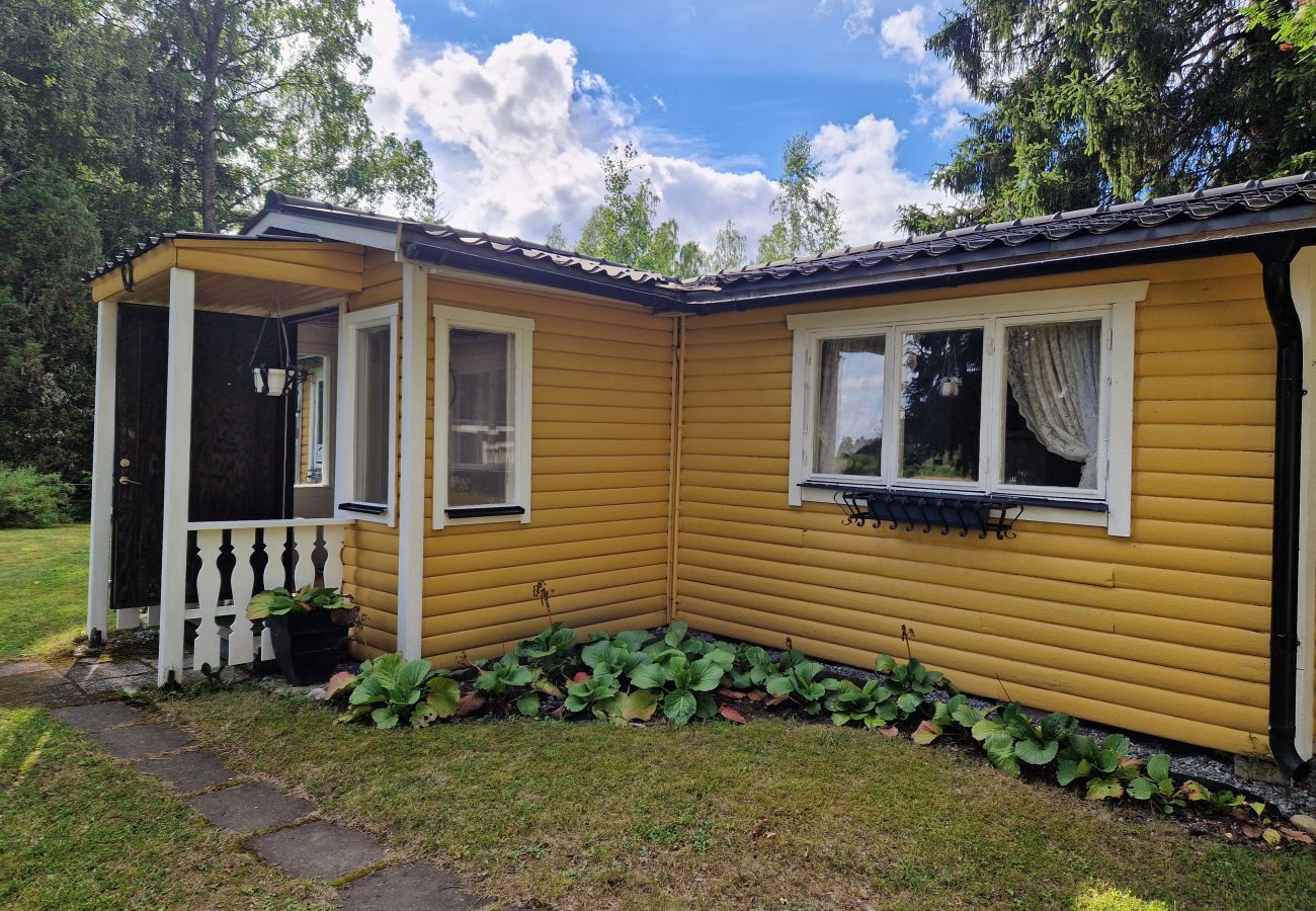 Ferienhaus in Kolsva - Ferienhaus am See mit eigenem Steg und Boot