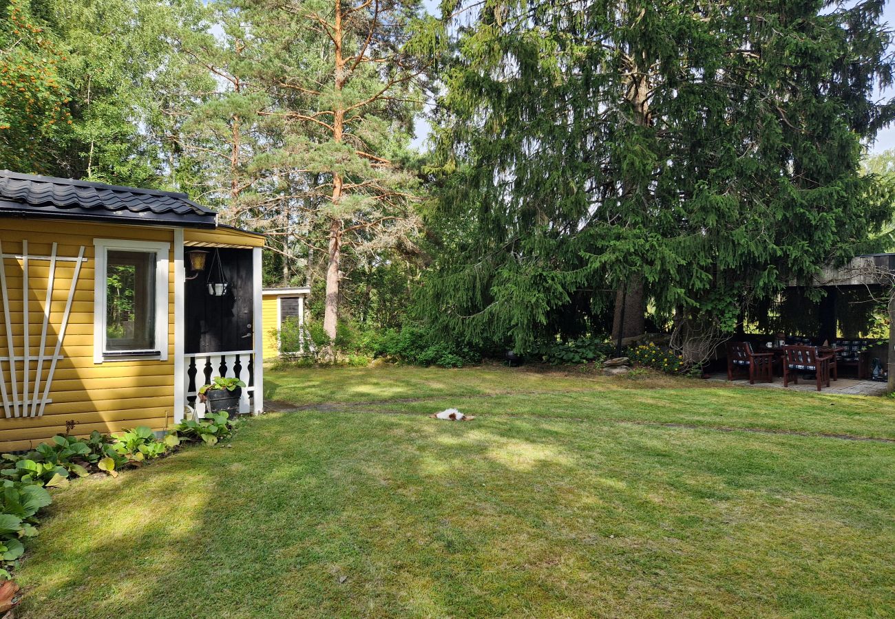 Ferienhaus in Kolsva - Ferienhaus am See mit eigenem Steg und Boot