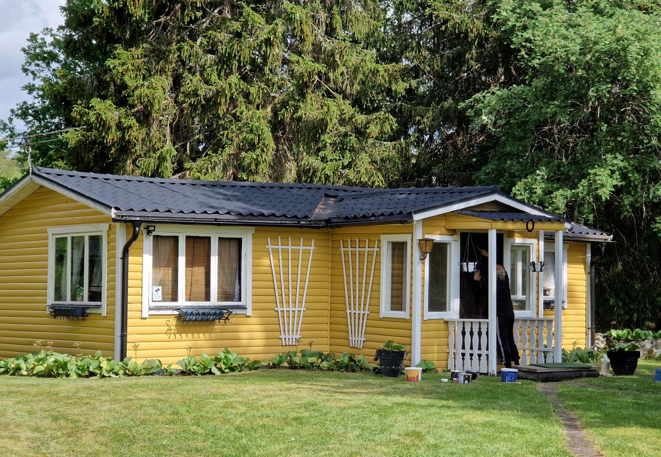 Ferienhaus in Kolsva - Ferienhaus am See mit eigenem Steg und Boot