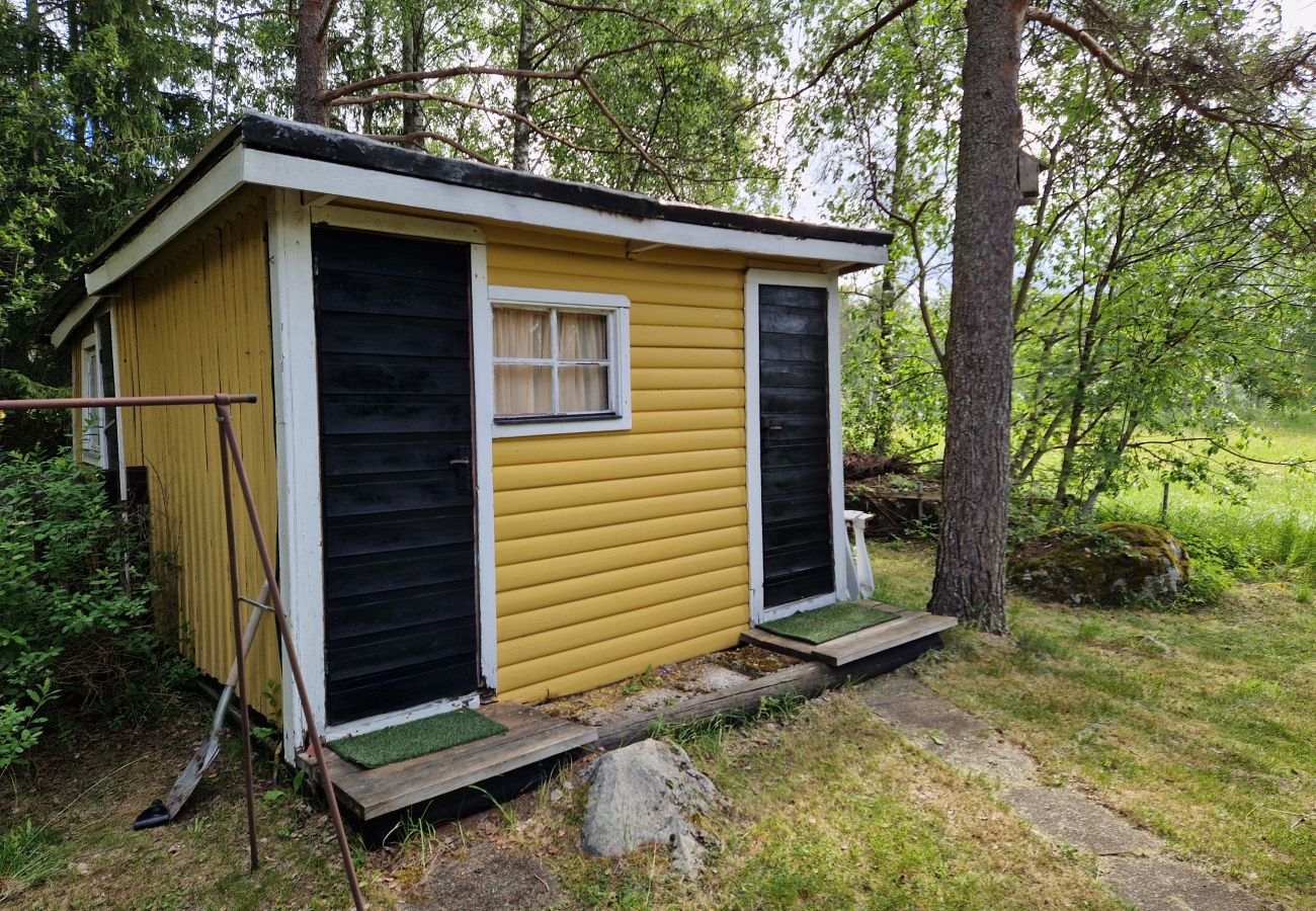 Ferienhaus in Kolsva - Ferienhaus am See mit eigenem Steg und Boot