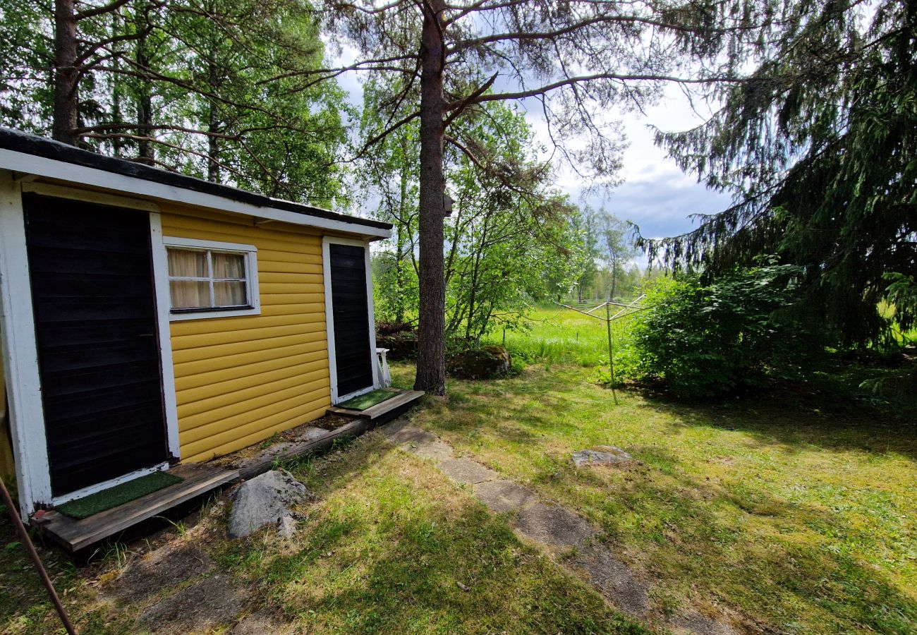 Ferienhaus in Kolsva - Ferienhaus am See mit eigenem Steg und Boot