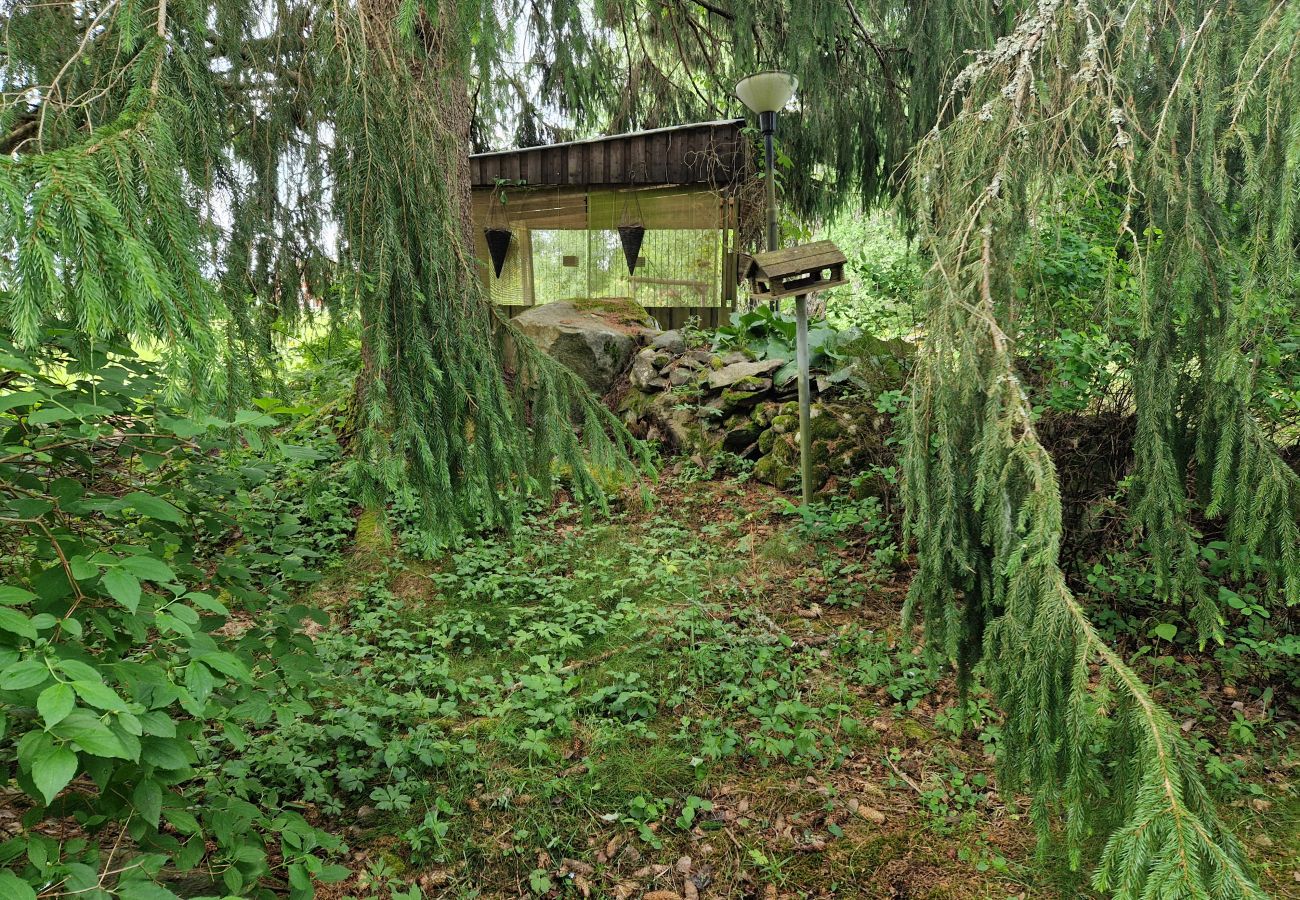 Ferienhaus in Kolsva - Ferienhaus am See mit eigenem Steg und Boot