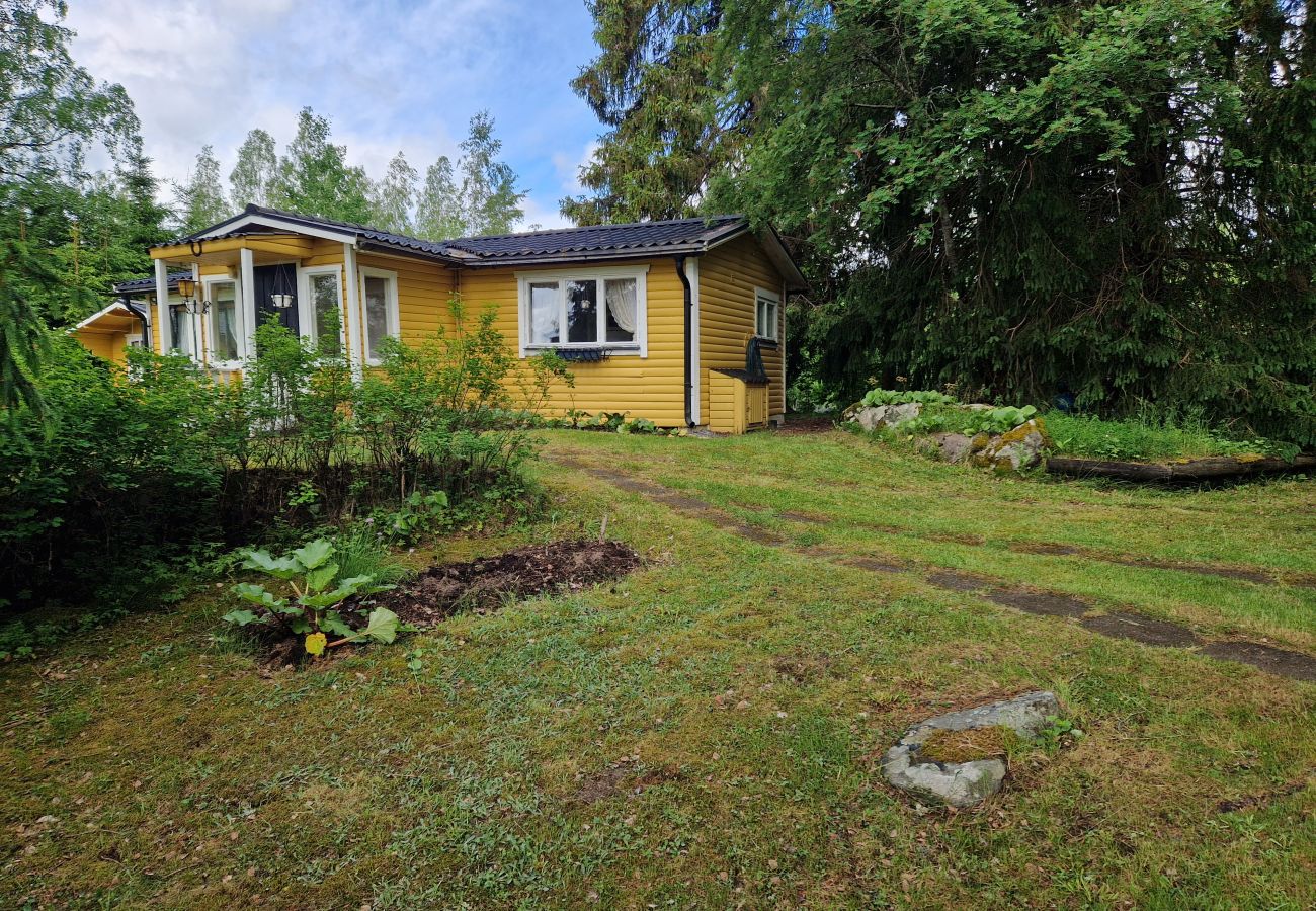 Ferienhaus in Kolsva - Ferienhaus am See mit eigenem Steg und Boot