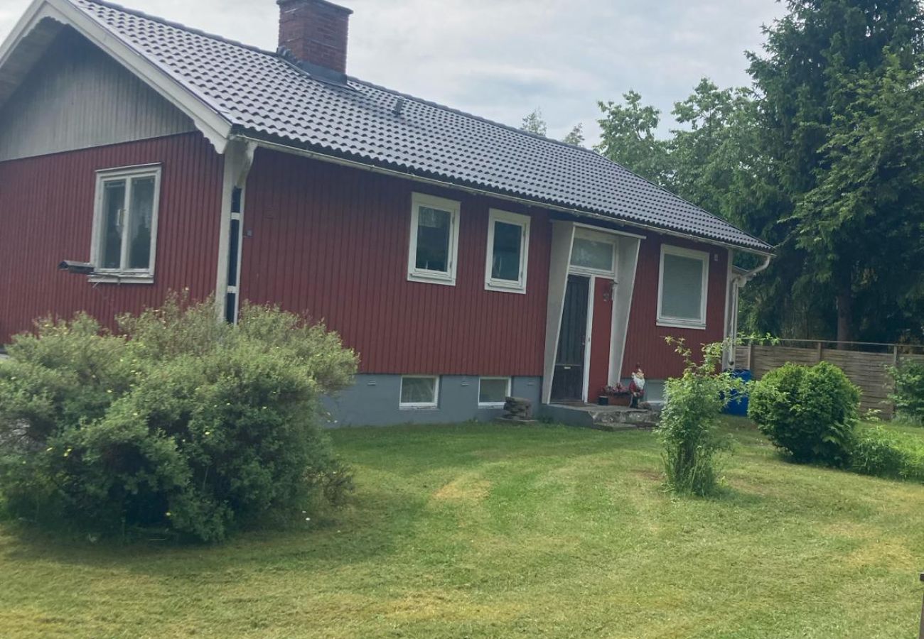 Ferienhaus in Korsberga - Rot-weisses Ferienhaus in Småland in Seenähe mit Boot