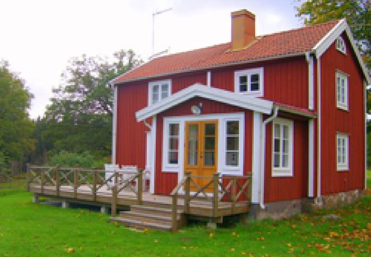 Ferienhaus in Vissefjärda - Typisch rot-weisses Ferienhaus in den Wäldern Smålands  unweit vom See mit Boot, Internet und Sauna am See