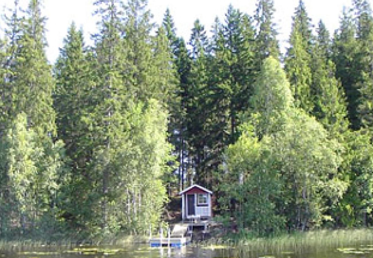 Ferienhaus in Vissefjärda - Typisch rot-weisses Ferienhaus in den Wäldern Smålands  unweit vom See mit Boot, Internet und Sauna am See