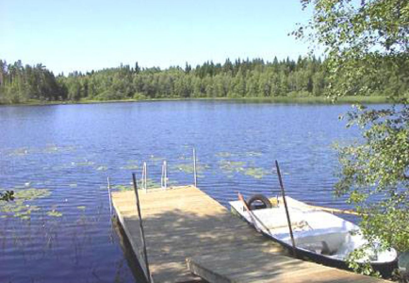 Ferienhaus in Vissefjärda - Typisch rot-weisses Ferienhaus in den Wäldern Smålands  unweit vom See mit Boot, Internet und Sauna am See