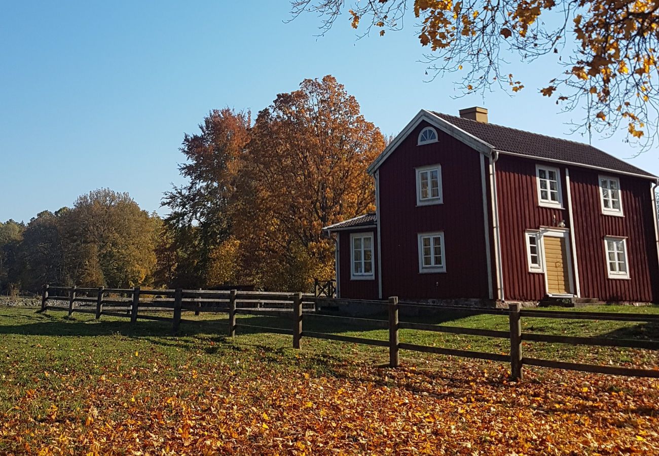 Ferienhaus in Vissefjärda - Typisch rot-weisses Ferienhaus in den Wäldern Smålands  unweit vom See mit Boot, Internet und Sauna am See