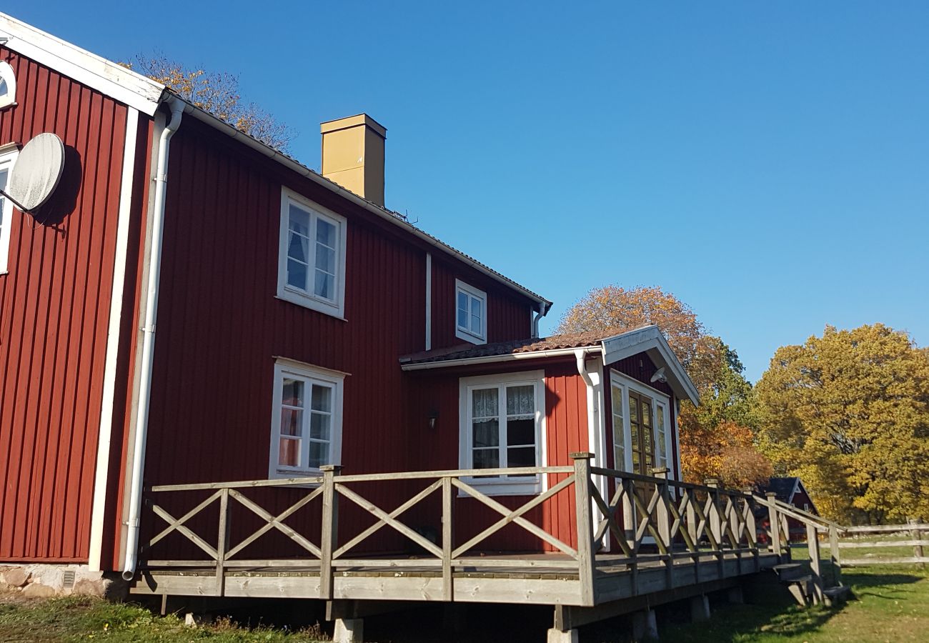 Ferienhaus in Vissefjärda - Typisch rot-weisses Ferienhaus in den Wäldern Smålands  unweit vom See mit Boot, Internet und Sauna am See