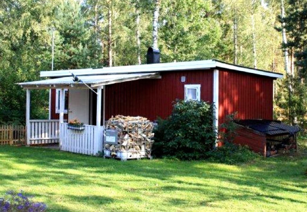 Ferienhaus in Oskarshamn - Rot-weisses Ferienhäuschen auf dem Lande in Småland unweit der Ostküste