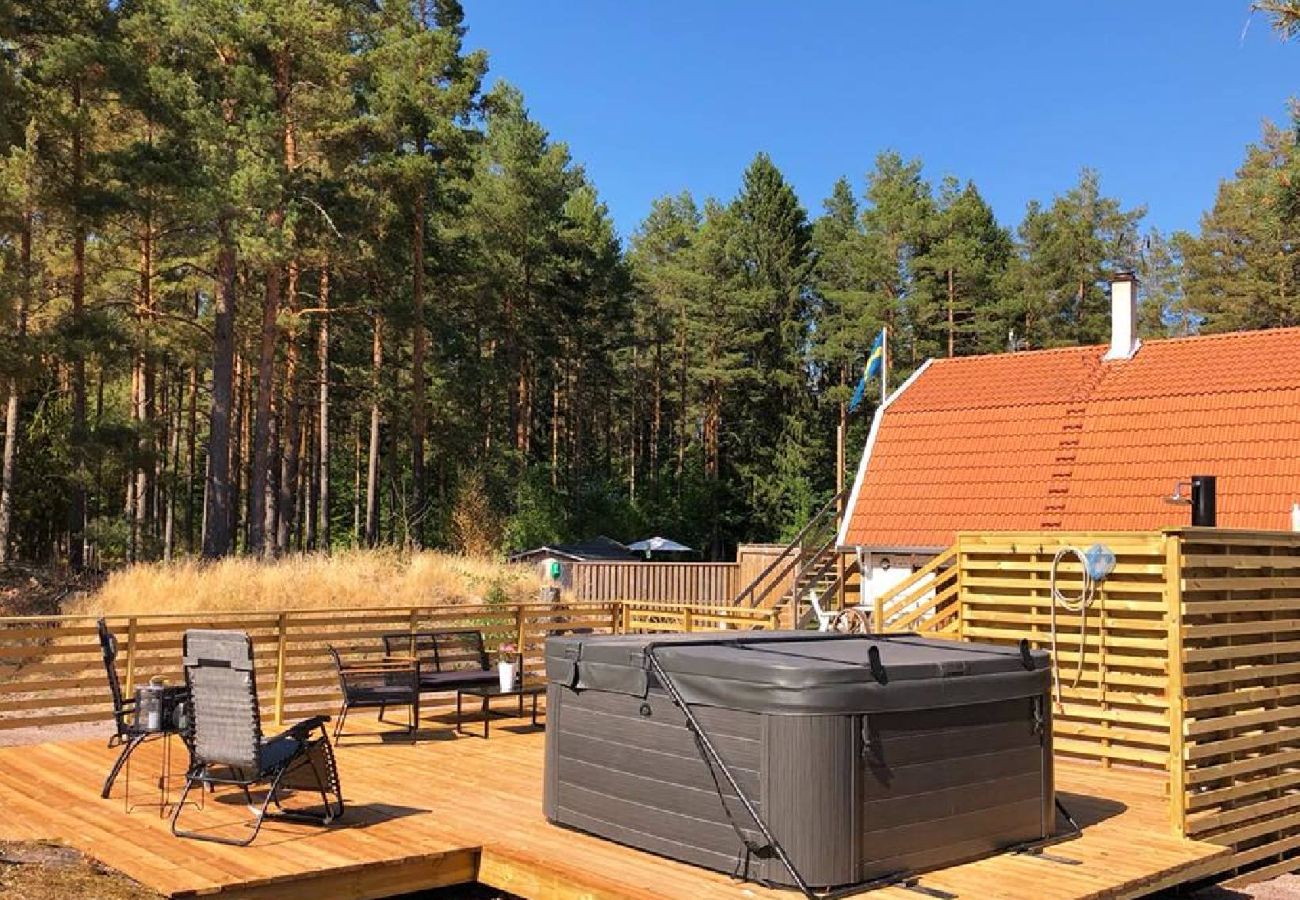 Ferienhaus in Oskarshamn - Rot-weisses Ferienhäuschen auf dem Lande in Småland unweit der Ostküste