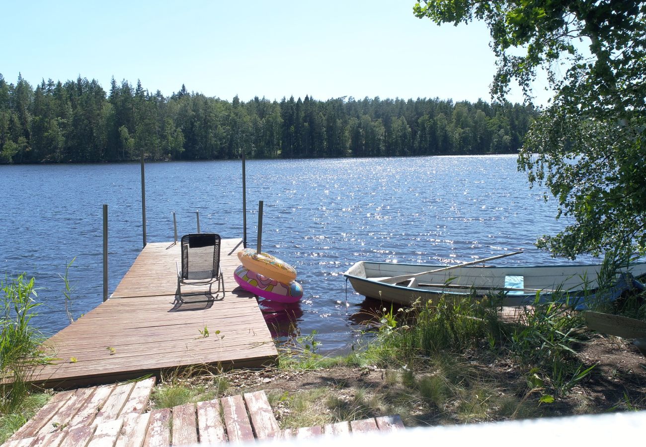 Ferienhaus in Oskarshamn - Rot-weisses Ferienhäuschen auf dem Lande in Småland unweit der Ostküste