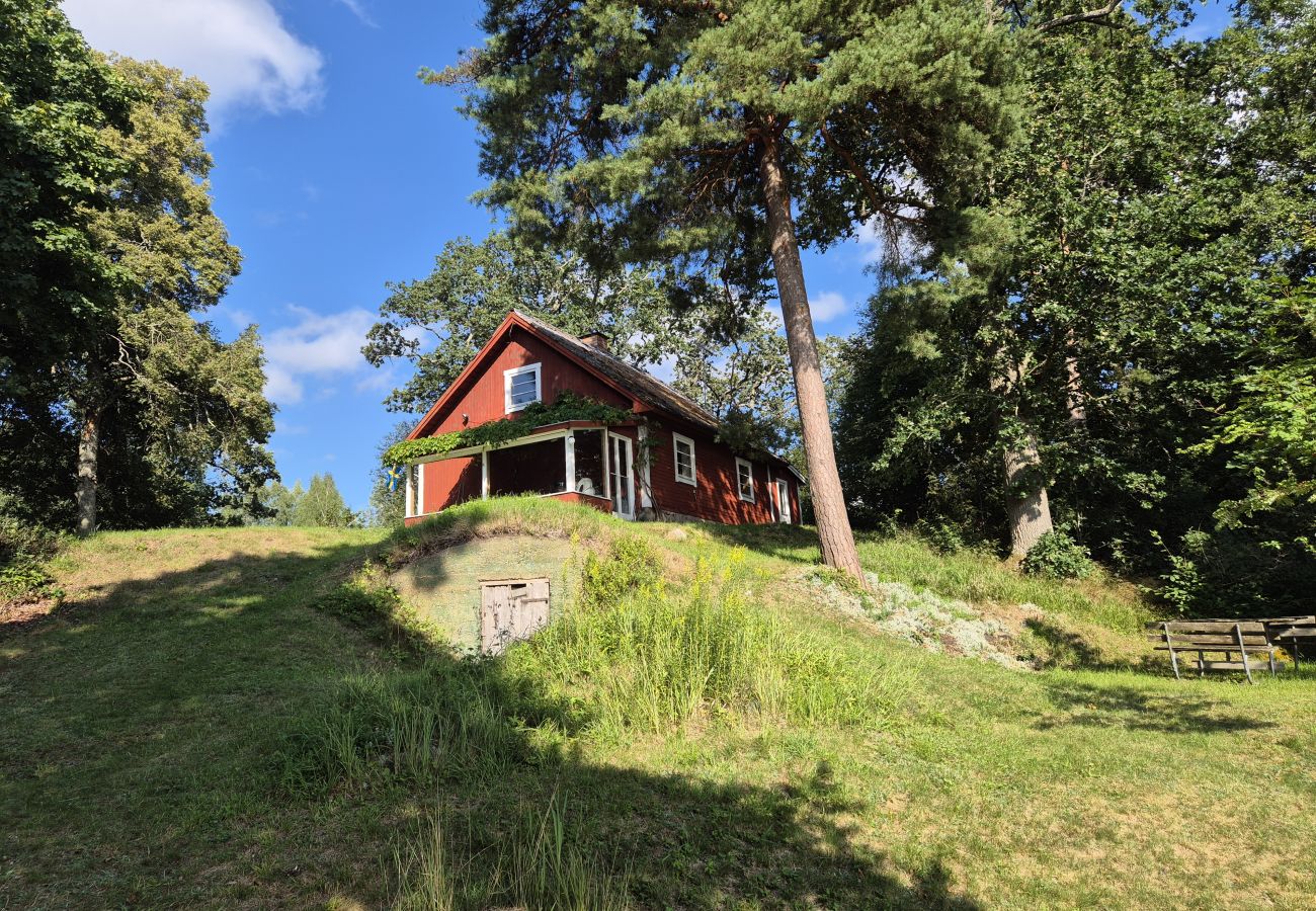 Ferienhaus in Rimbo - Ferienhaus am See mit grasenden Pferden als Nachbarn