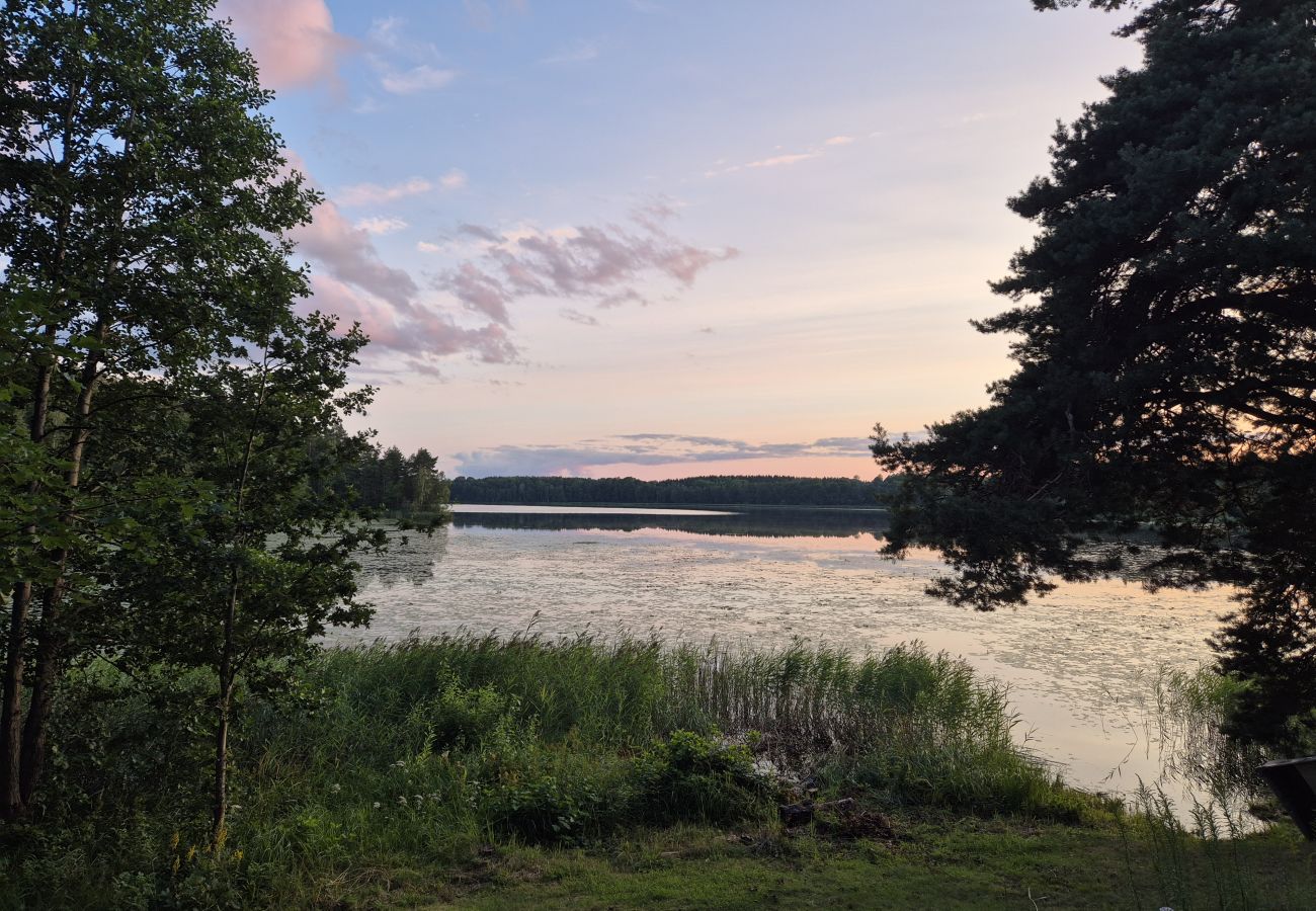 Ferienhaus in Rimbo - Ferienhaus am See mit grasenden Pferden als Nachbarn