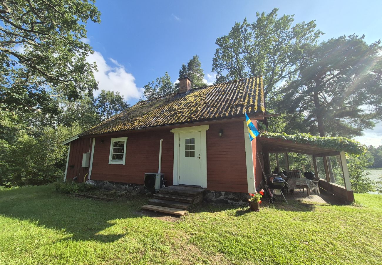 Ferienhaus in Rimbo - Ferienhaus am See mit grasenden Pferden als Nachbarn