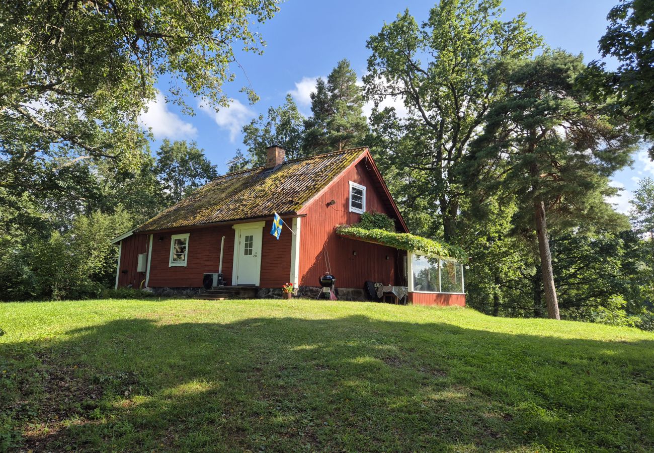 Ferienhaus in Rimbo - Ferienhaus am See mit grasenden Pferden als Nachbarn