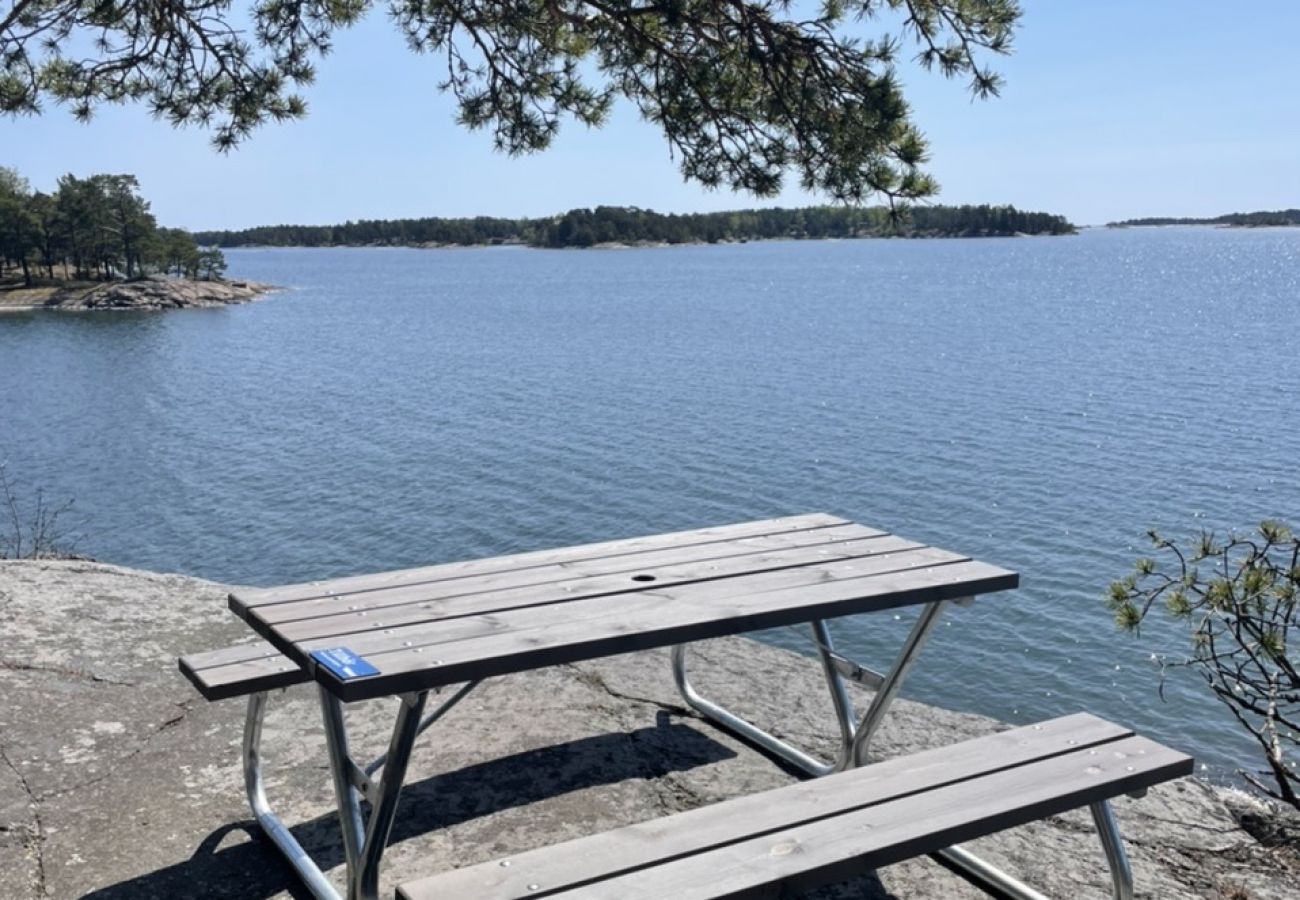 Ferienhaus in Vålarö - Fantastische Lage am Meer mit Pool und Inga Lindström um die Ecke