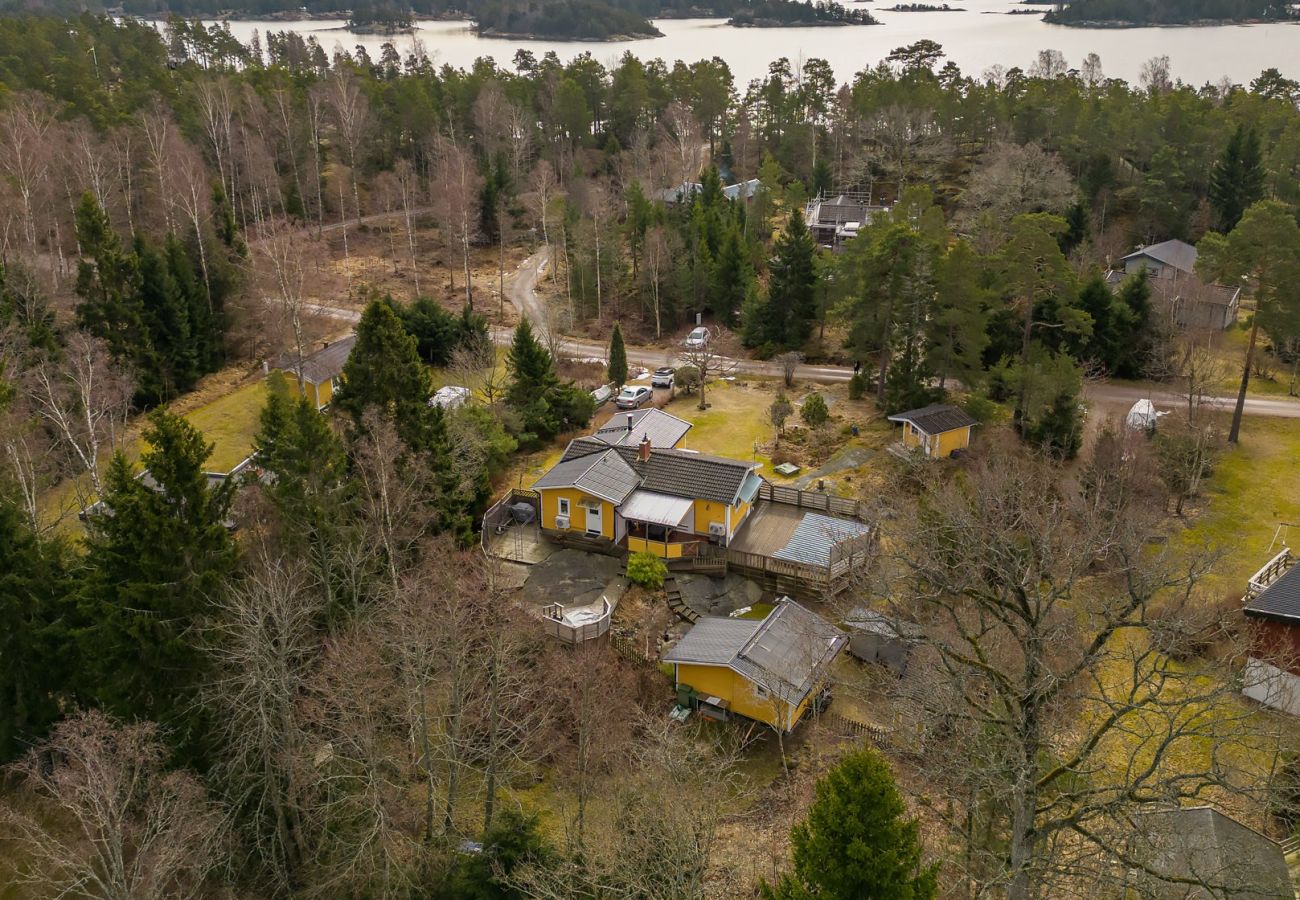 Ferienhaus in Vålarö - Fantastische Lage am Meer mit Pool und Inga Lindström um die Ecke