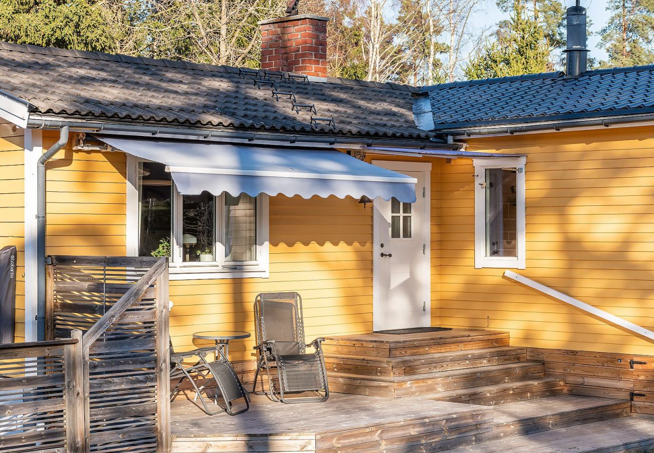 Ferienhaus in Vålarö - Fantastische Lage am Meer mit Pool und Inga Lindström um die Ecke