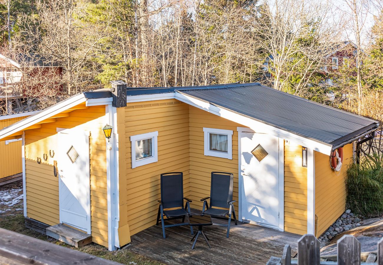 Ferienhaus in Vålarö - Fantastische Lage am Meer mit Pool und Inga Lindström um die Ecke