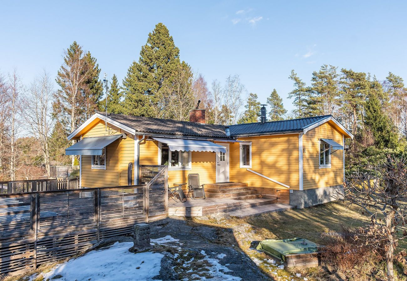 Ferienhaus in Vålarö - Fantastische Lage am Meer mit Pool und Inga Lindström um die Ecke