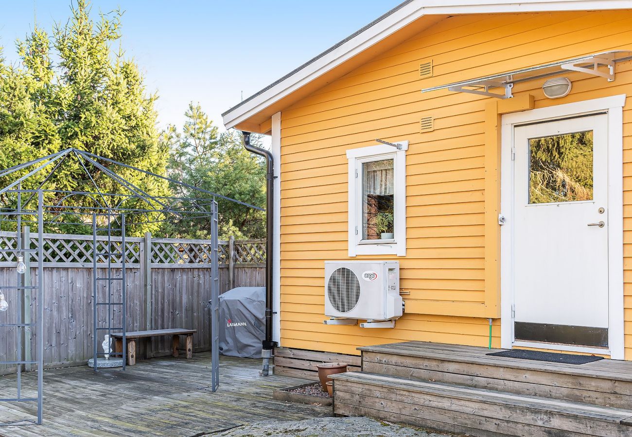 Ferienhaus in Vålarö - Fantastische Lage am Meer mit Pool und Inga Lindström um die Ecke