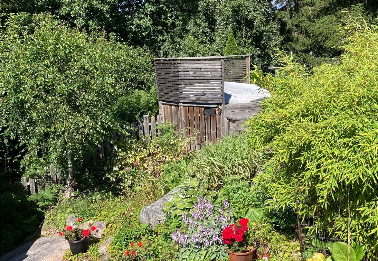 Ferienhaus in Vålarö - Fantastische Lage am Meer mit Pool und Inga Lindström um die Ecke