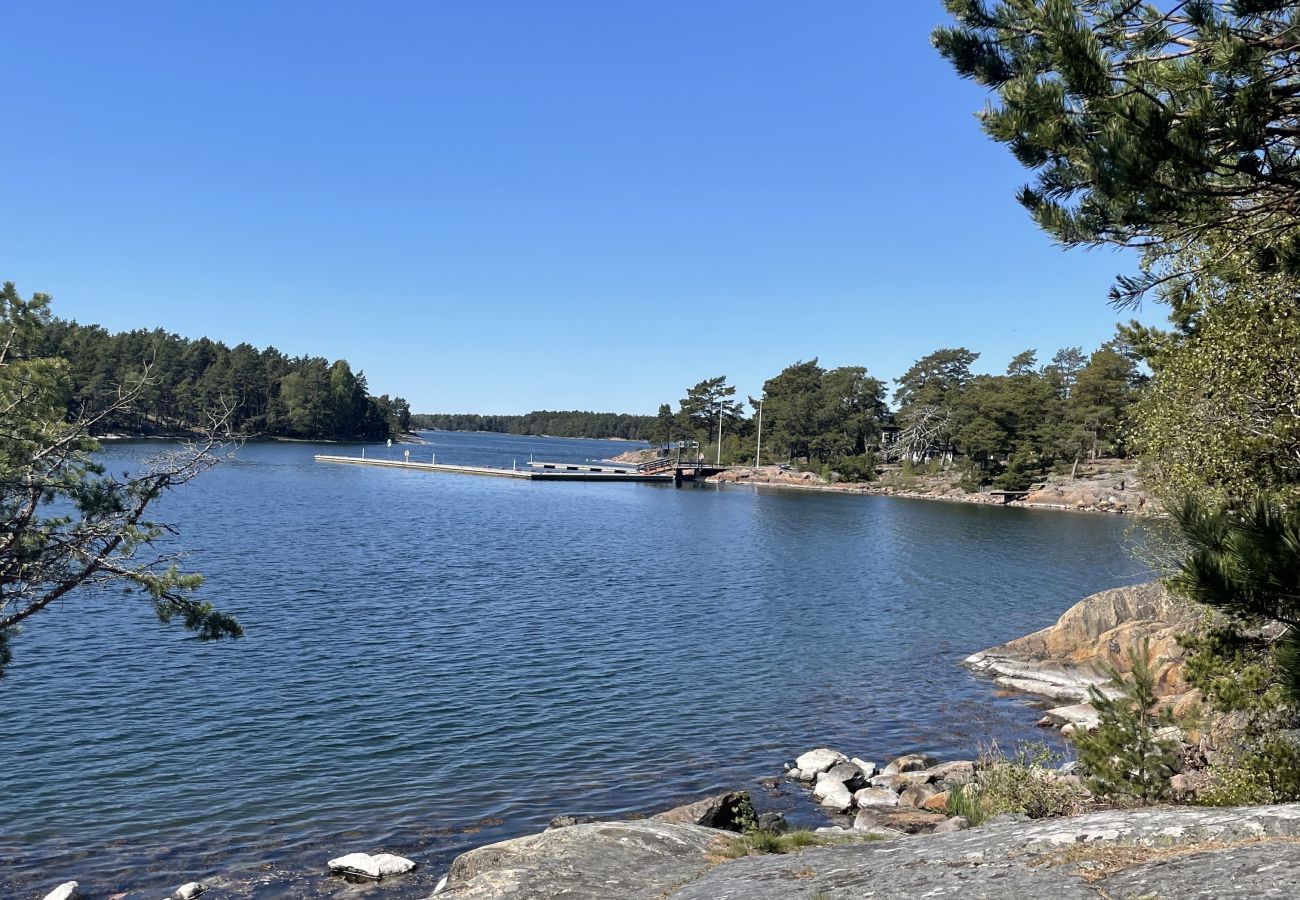 Ferienhaus in Vålarö - Fantastische Lage am Meer mit Pool und Inga Lindström um die Ecke