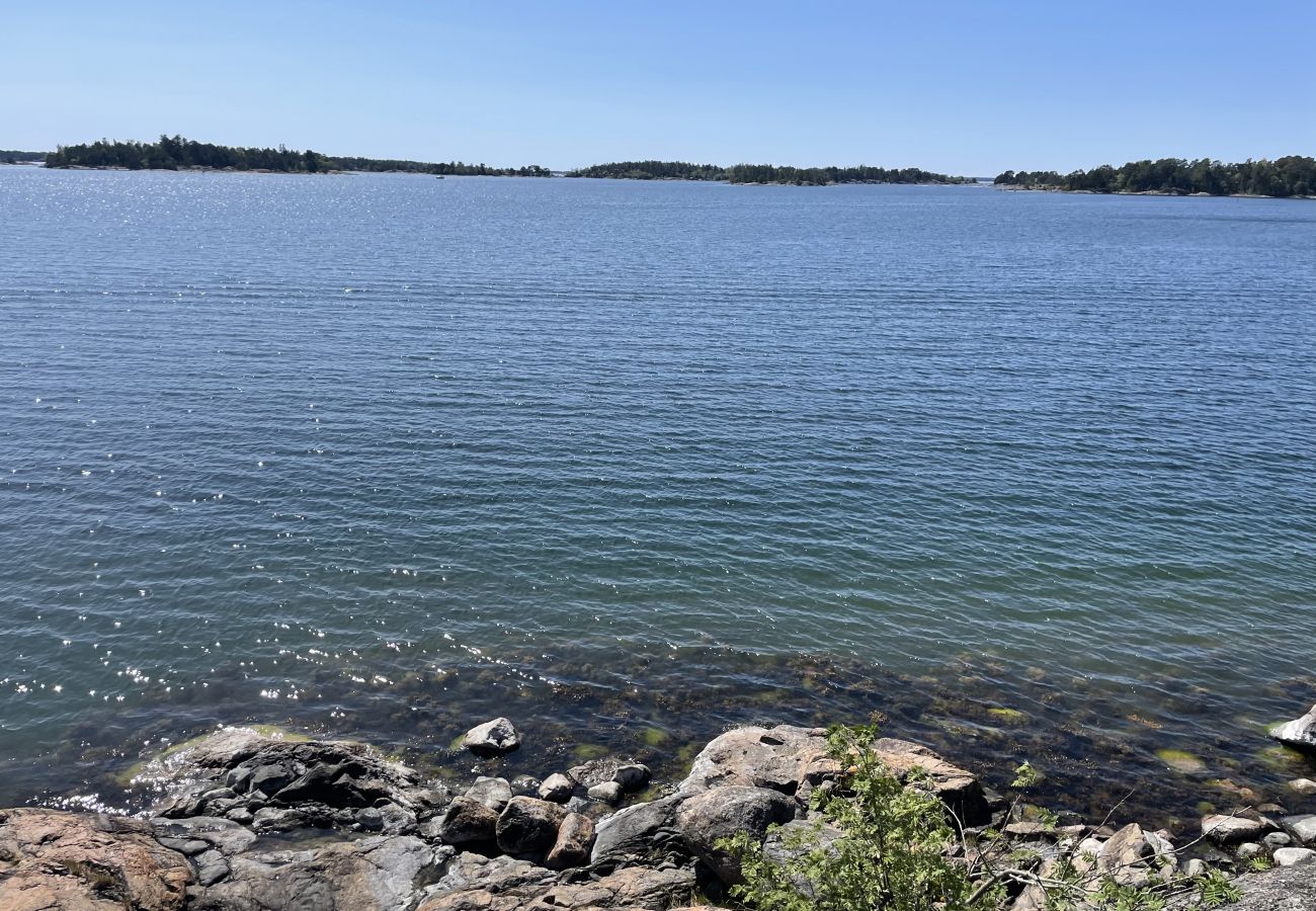 Ferienhaus in Vålarö - Fantastische Lage am Meer mit Pool und Inga Lindström um die Ecke