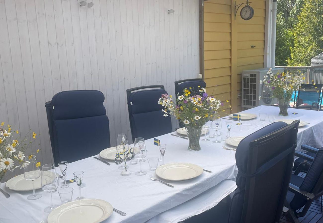 Ferienhaus in Vålarö - Fantastische Lage am Meer mit Pool und Inga Lindström um die Ecke