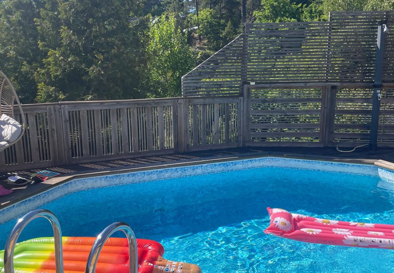 Ferienhaus in Vålarö - Fantastische Lage am Meer mit Pool und Inga Lindström um die Ecke