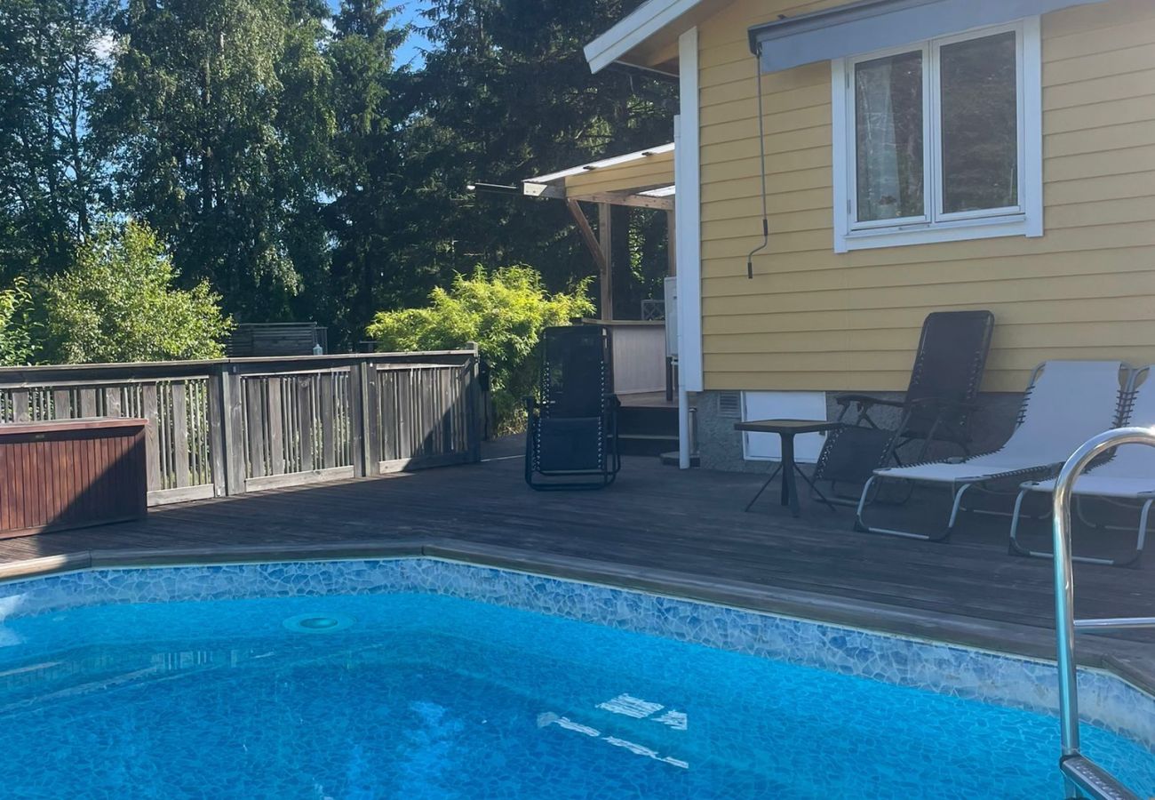 Ferienhaus in Vålarö - Fantastische Lage am Meer mit Pool und Inga Lindström um die Ecke