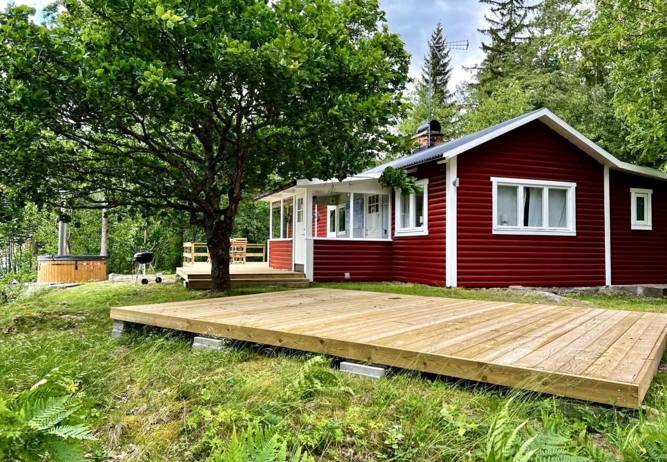 Ferienhaus in Vena - Traumurlaub am See in Småland mit Sauna, Badetonne und Boot