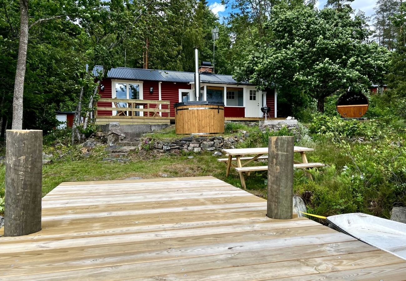 Ferienhaus in Vena - Traumurlaub am See in Småland mit Sauna, Badetonne und Boot